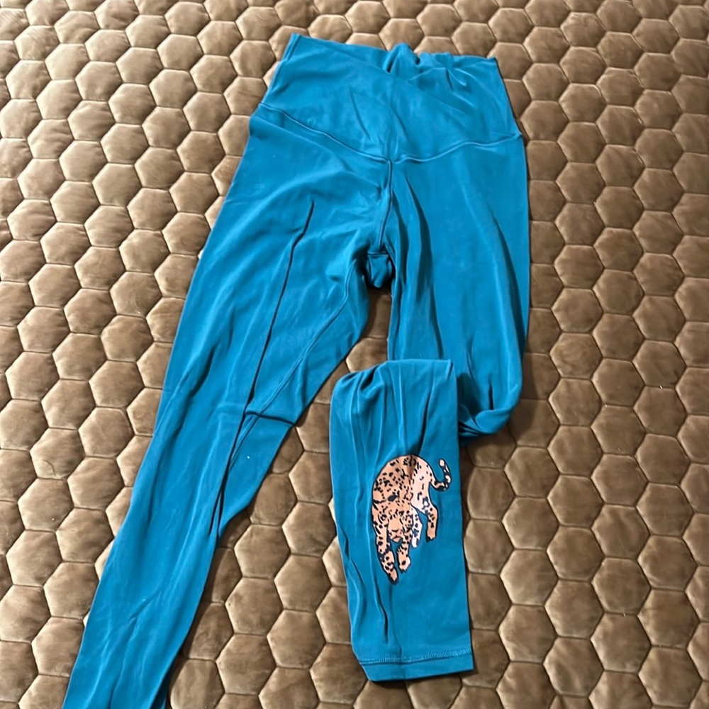 Offline by aerie cross top jaguar leggings women’s medium